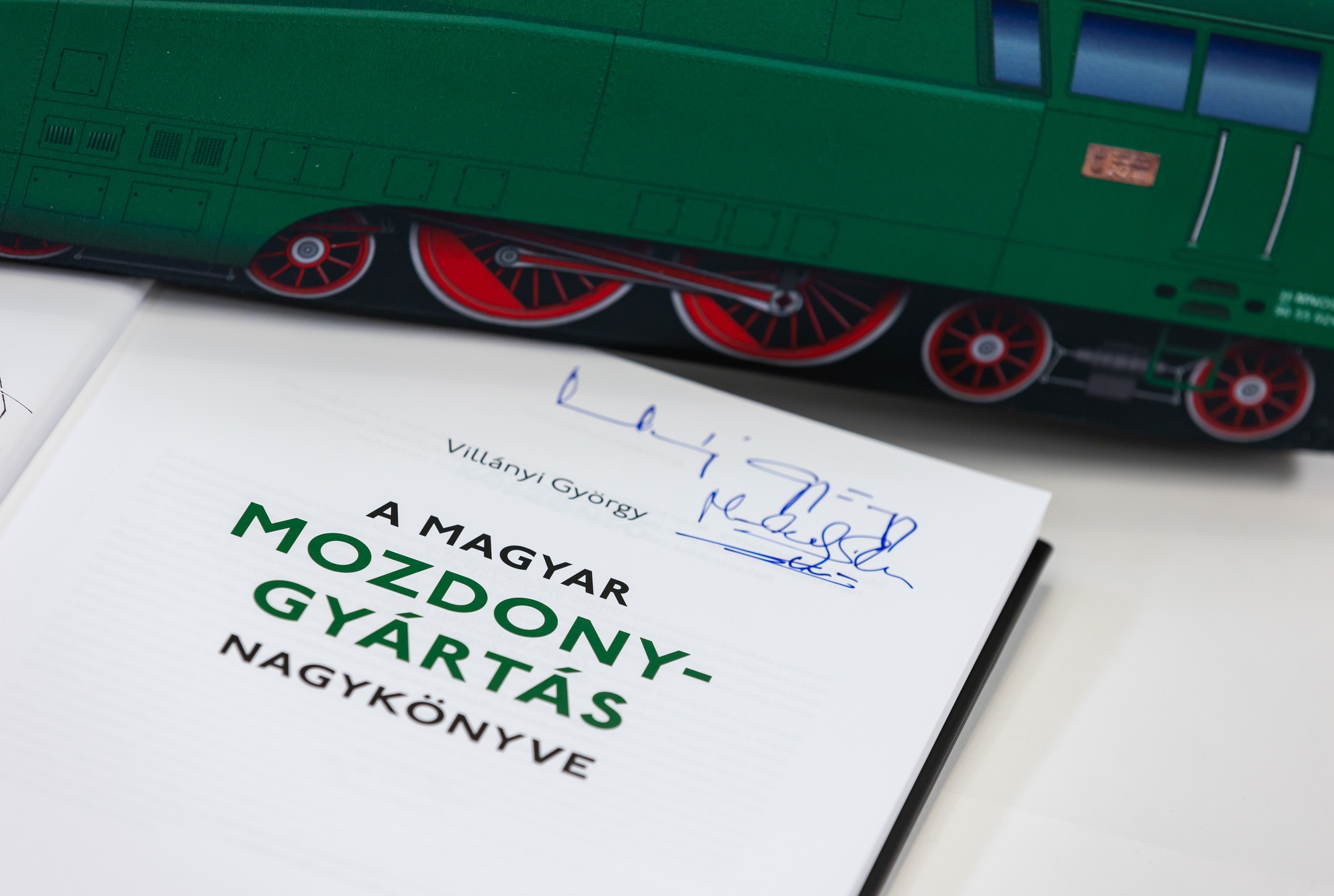 Megjelent a Magyar Mozdonygyártás Nagykönyve